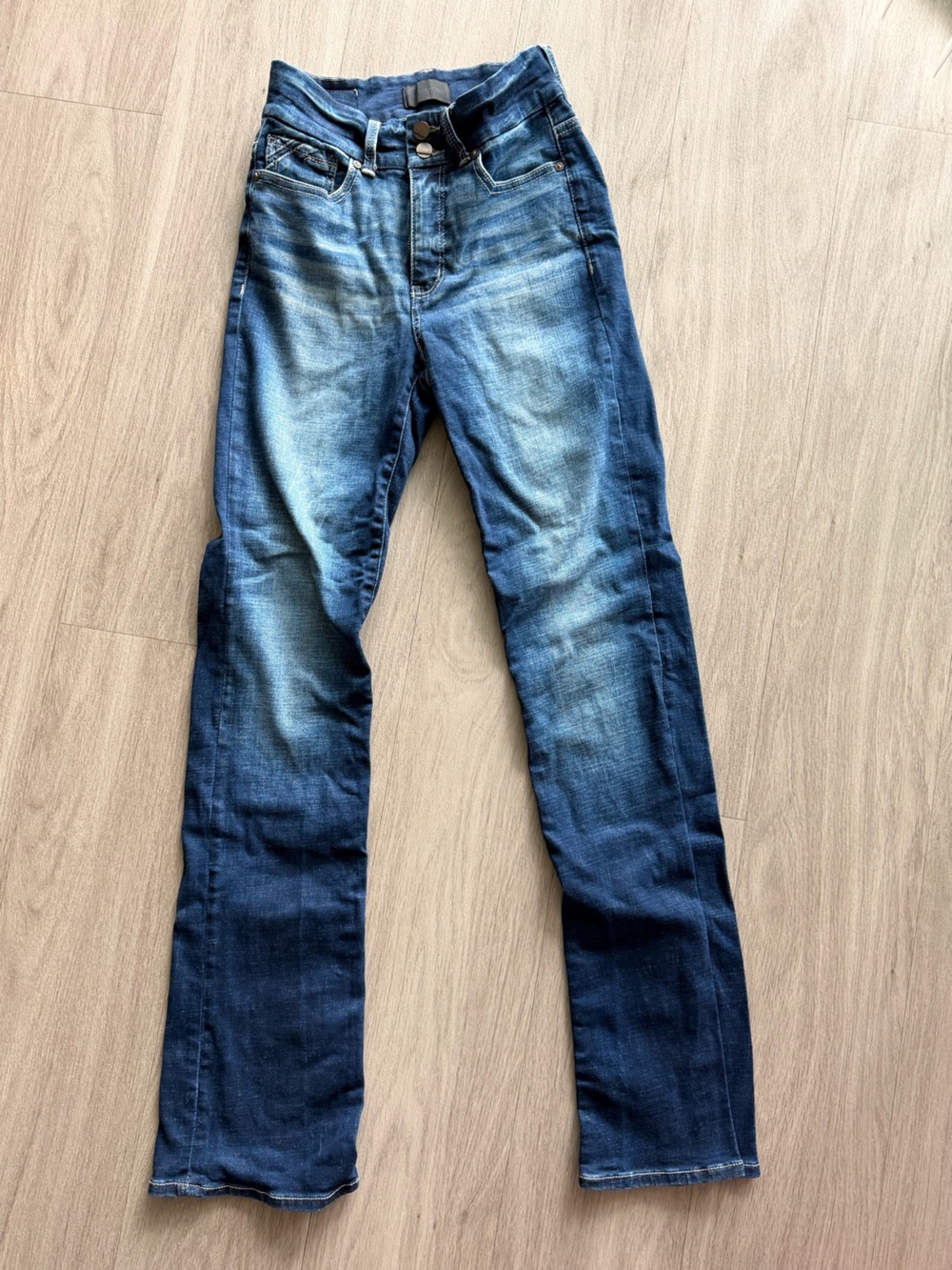 Buckle Women's Straight Leg Jeans in Blue Distressed Wash